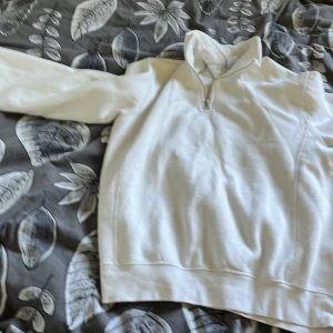 Halfzip  - Jättebra skick använd ett få tal gånger storleken är i M och är för liten för mig. Priset är 200, köpte den för 500kr 