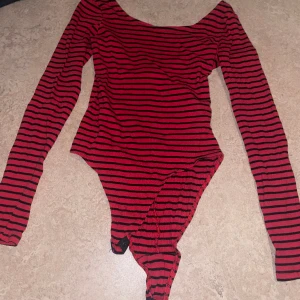 Randig body - Använd några gånger för några år sedan men använder inte längre. Mycket bra skick och har inga defekter