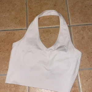 Sport-bh/gymtop - Gym top från hm! Använd men i fint skick, storlek S! Säljer samma i svart