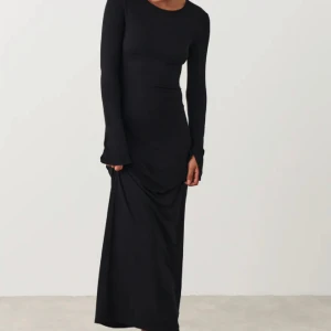 Jersey Maxi Dress (black) - Säljer min svarta snygga klänning från Gina, maxi dress i färgen svart. Storlek XS, använd en gång annars nytt i skicket. Säljer pågrund av att den inte kommer till någon användning. Nypris 399kr.  
