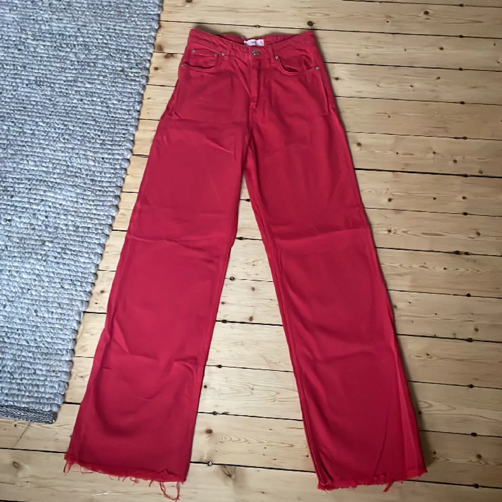 Coola jeans från mango. ❤️‍🔥I tunt jeans material och ganska ljus röd färg. Högmidjade och fransade nedtill⭐️ Anvädna fåtal ggr. Jeans & Byxor.