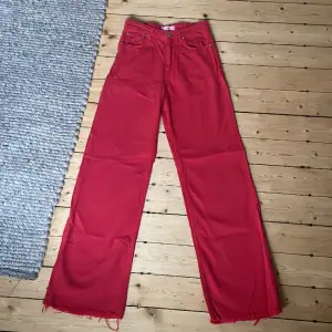 Coola jeans från mango. ❤️‍🔥I tunt jeans material och ganska ljus röd färg. Högmidjade och fransade nedtill⭐️ Anvädna fåtal ggr