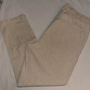 Byxor  - Ett par byxor från Zara i storlek XL