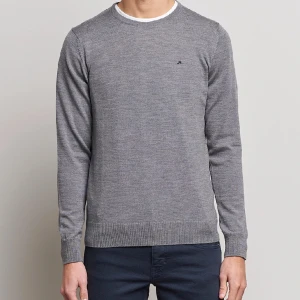 Stickad j.lindberg tröja - Grå J Lindberg tröja i perfekt skick! Säljer då den är för liten. Storlek M men sitter som S. 100% merino ull. Nypris 1300. Skriv vid minsta fundering!