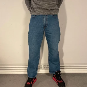Levis jeans  - 44. Hej! Säljer nu dessa helt nya Levis jeans. Modellen är 188cm Nypris 1499