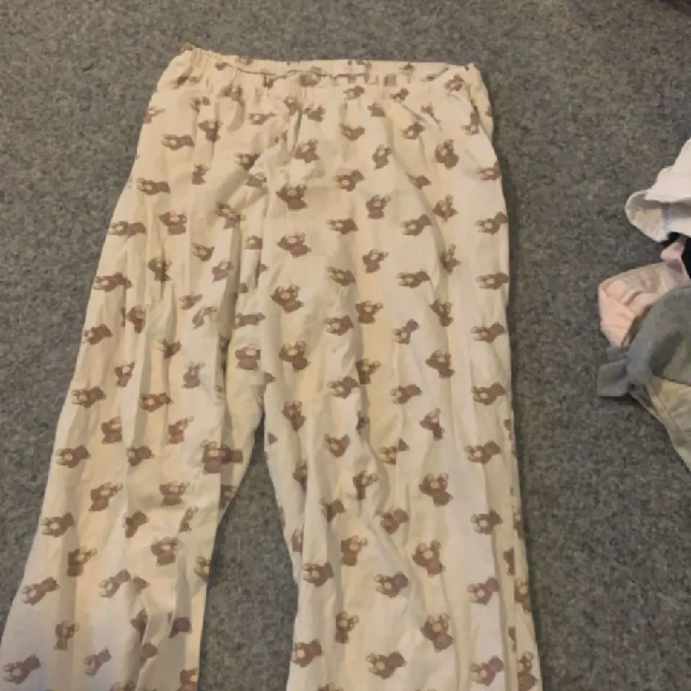 Säljer dessa gulliga och as sköna pyjamasbyxor! Supersköna och ha hemma när man tar de lungt men även perfekta att ha pyjamasparty i. Storleken XL som de står verkar inte stämma eftersom dom sitter toppen på mig som har XS. Dm om ni har funderingar❤️. Jeans & Byxor.