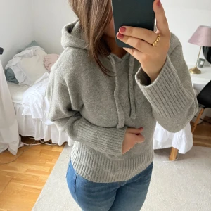 Stickad hoodie - Den populära slutsålda stickade hoodien från zara, bara använd 1 gång