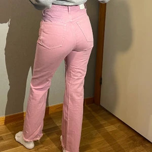 Rosa jeans  - Jeans från weekday i storlek 25