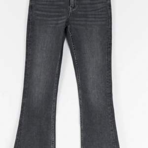Jag säljer mina mörk grå jeans  från Gina Young för dom är för små,  st 146. Jeansen är även low waist och bootcut❤️