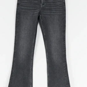 Gina Young jeans - Jag säljer mina mörk grå jeans  från Gina Young för dom är för små,  st 146. Jeansen är även low waist och bootcut❤️