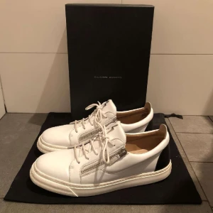 Giuseppe zanotti skor  - Tjena! Säljer ett par riktigt feta Giuseppe zanotti skor  "Frankie"  (white & black) Size 46 condition 9/10, allt (og) följer med  