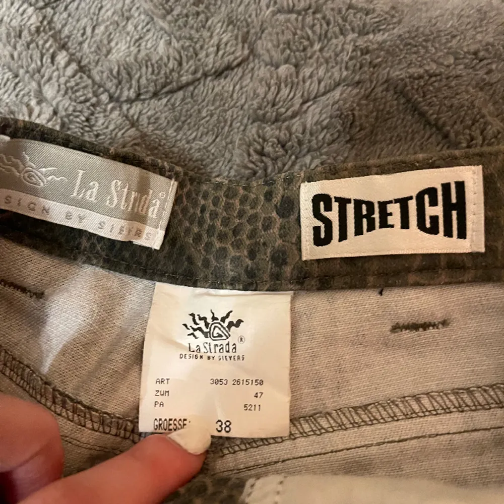 Säljer dessa unika byxor, dom är i bra skick💓Sitter även bra som S. Jeans & Byxor.