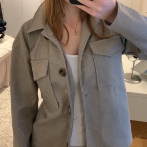 Beige Kappa💛 - Jättesöt beige vårkappa, fin till våren💕 Säljs för att den inte används längre, kontakta mig för fler bilder, frågor och intresse!