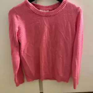 Säljer denna rosa vila tröja i storlek xs då den var förliten för mig. använd 2 gånger!