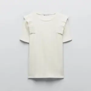 Super söt t-shirt från zara som tyvärr inte kommer till någon användning!💗 den har inga synliga defekter och är i storlek S!💗 Nypris är 229 och jag säljer för 50kr💗 hör av er vid frågor 💗