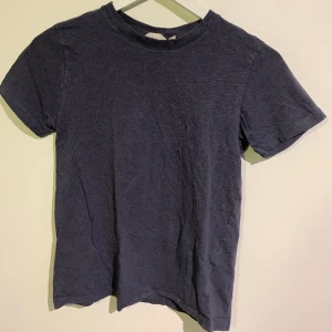 Grå t-shirt från KappAhl - Använd t-shirt, ser ut som ny! Köparen står för fraktkostnaden. 