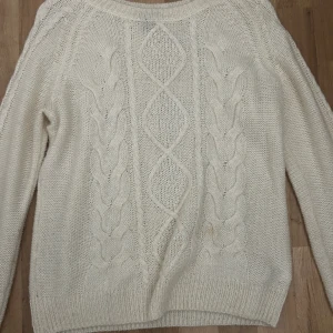 Rory Gilmore tröjan!⭐️ - Säljer denna jättefina kabelstickade tröjan som är köpt här på plick 🤗  Liknar Rory Gilmore tröjan😍😍