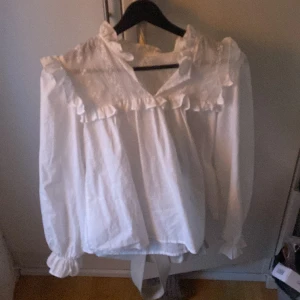 Vit blus - Säljer denna super söta vita blusen köpt på gina för 349kr💋 Kom privat för fler frågor eller bilder 