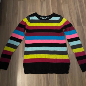 Randig stickad tröja - I bra skick! Storlek S :)
