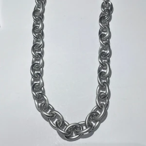 kedje halsband - ett silver kedje halsband ⛓️köpt från h&m och är i sterling silver kanske? den är ganska gråaktig. frakt 18kr med swish, eller använd köp nu!