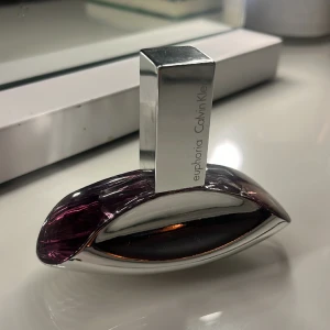 Calvin Klein Euphoria parfym - Säljer en Calvin Klein parfym Euphoria. Den är endast använd några fåtal gånger så det är fortfarande väldigt mycket produkt i. Den är 30 ml!