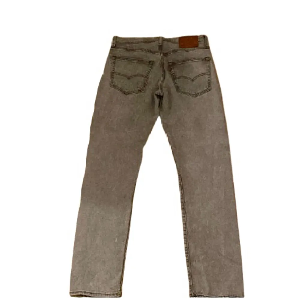 Begagnade gråa Levi's 501 jeans i utmärkt skick. Tidlös stil och perfekt passform. Storlek 30/32. Pris 500kr. Kontakta mig för mer information eller bilder.. Jeans & Byxor.