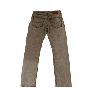 Grå levis 501 - Begagnade gråa Levi's 501 jeans i utmärkt skick. Tidlös stil och perfekt passform. Storlek 30/32. Pris 500kr. Kontakta mig för mer information eller bilder.