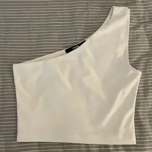 Ett fint glasigt vitt linne från Bikbok. Det är dubbeltydig så ej genomskinlig. 