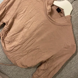 Tröja med öppen rygg  - Varan är i nyskick- aldrig använd. 