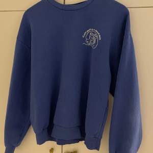 En fin mörkblå sweatshirt från Gina tricot. Är nästan helt oanvänd. 