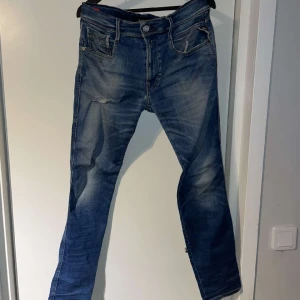 Replay jeans  - Mörkblåa Replay jeans i stl 32/32