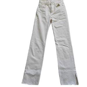 Jättefina vita bootcut jeans i nyskick!! Säljer för att dem tyvärr blivit små 😔