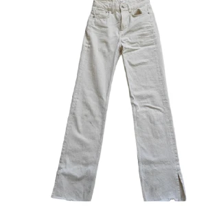 Vita bootcut jeans  - Jättefina vita bootcut jeans i nyskick!! Säljer för att dem tyvärr blivit små 😔