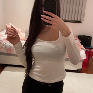 50kr Storlek XS - Jätte enkel vit tröja. Aldrig använts 