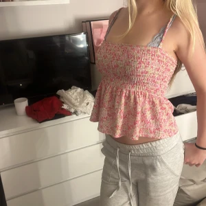 Gullig Gina topp - Jätte gullig sommar topp från ginatrico, perfekt nu till sommaren om så där 5 månader. Banden går att ta av och den e inte sliten, säljer pga att den inte kommer till användning