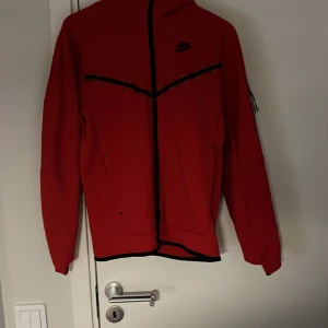 Nike tech - Bra skick aldrig använd passar 175-180 andledning till varför den e så billig använder den aldrig vill ba få bort den 