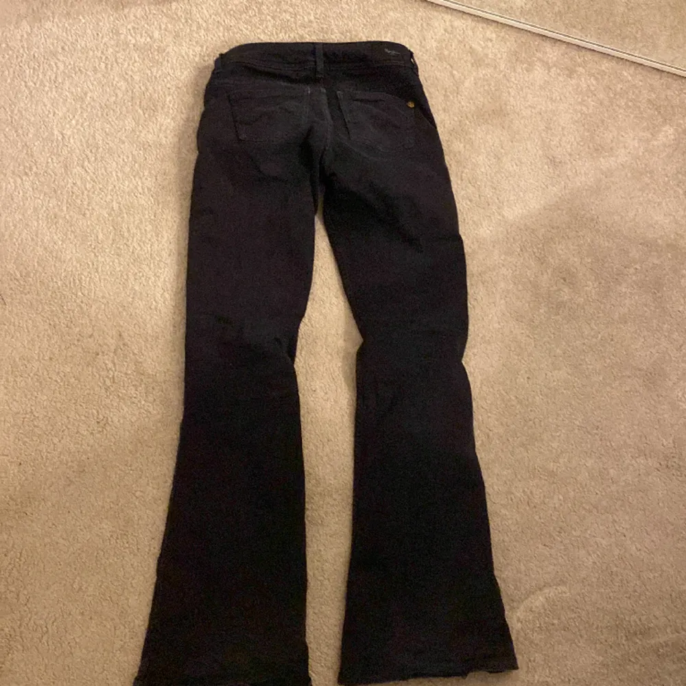 Svarta Pepe jeans. Lite slitna där nere men annars helt okej, de är använda ganska mycket. Midjan är 32 cm, innerbenslängden är 74cm och ytterbenslängden är 92cm. Lapparna är avklippta.. Jeans & Byxor.