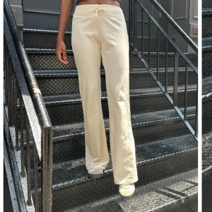 Lågmidjade byxor  - Helt oanvända byxor från brandy Melville köpa i London förra vintern, byxorna passar ungefär 34/36 men är one size. 