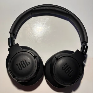 JBL Tune 760NC - Dom är några månader gammal. Ljud kvalitet är som nytt. fantastiskt bass. De har active noise cancelling. Jag säljer dem på grund av att jag fick nya