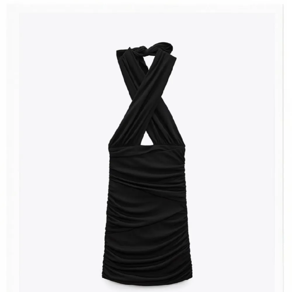 Jätte snygg tight klänning fen zara. Den är korsad över bröstet. Aldrig använd🥰 säljs inte längre på hemsidan. Klänningar.