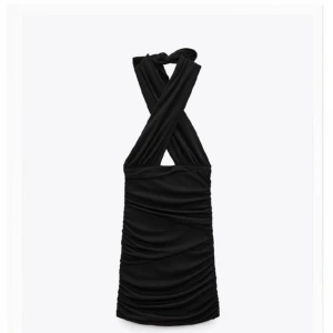 Zaraklänning - Jätte snygg tight klänning fen zara. Den är korsad över bröstet. Aldrig använd🥰 säljs inte längre på hemsidan
