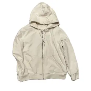 vit zipup hoodie, lite nopprig på en av fickorna men annars i bra skick🫶 står ingen storlek men skulle säga S