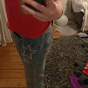 säljer dessa jätte fina jeans, köpta secondhand som skinny men har sytt om dom till 