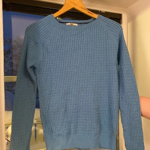 Blå tröja - 🩷 Tajt blå stickad tröja. Använd endast ett fåtal gånger. Stretchig. Kontakta mig för att få mer information eller bilder på plaggen 💗 