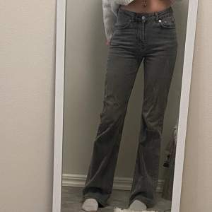 Superfina gråa flare jeans från Gina Tricot. Väldigt bra skick då de knappt används då jag har andra jag föredrar. (Är 168 cm lång för referens)