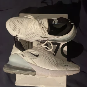 Nike Air 270 - Nike sko som knappast är använd!. Och detta är ett riktigt bra pris. Nypris är ca 1700 