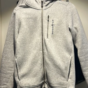 Sail racing zip hoodie  - En grå sailracing zip hoodie. Stl 160 barn men passar som Xs vuxen. Inga tecken på användning. Nypris 999💕💕