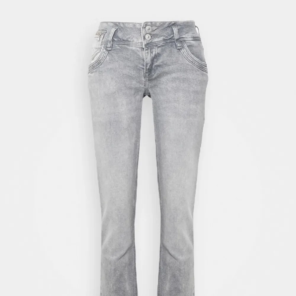 Säljer dessa tvär snygga raka gråa LTB jeans i storlek 24/30 !! Köp direkt för 400 eller buda🫶🏼🫶🏼 Hör av er för fler bilder eller om ni har frågor. Jeans & Byxor.