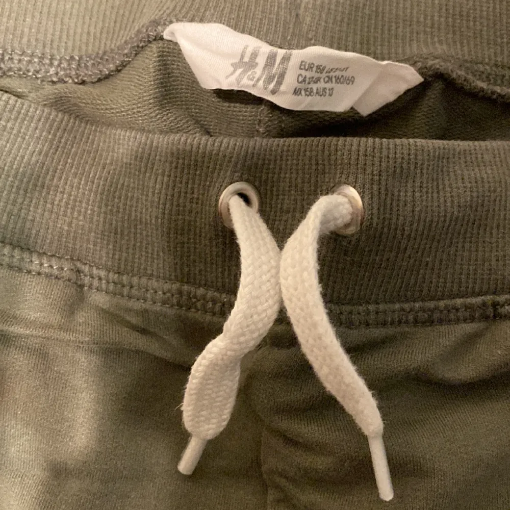 Dessa militärgröna mjukisshorts från HM har använts mycket men det finns inga tydliga tecken på änvändning. Sköna att ha på sig.. Shorts.