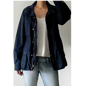 Parkas jacka  - Marinblå parkas från Holly & Whyte by Lindex, använd ett fåtal gånger så i bra skick. Storlek M. Använd gärna KÖP NU om du vill köpa.